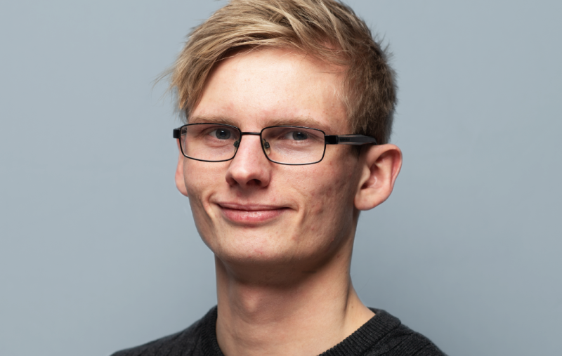 Andreas K. Nilsen er mediegrafikerlærling i Nasjonal ID-senter. Bilde av mediegrafikerlærling Andreas K. Nilsen