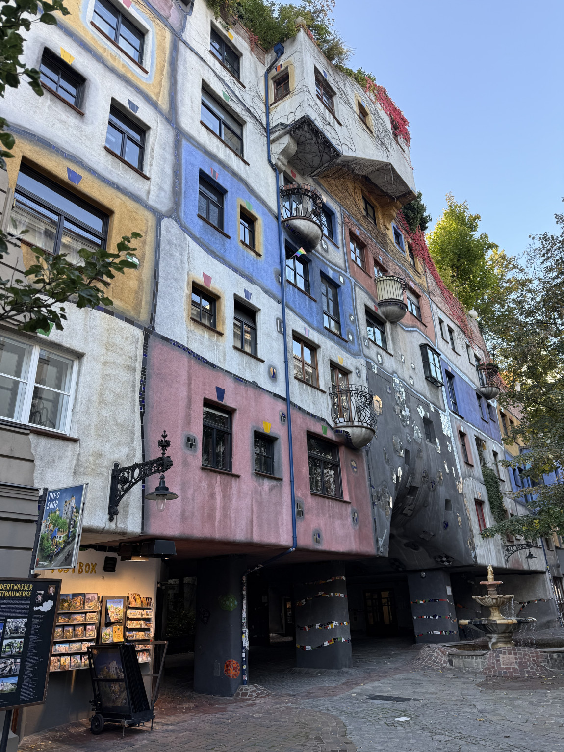 Foto av en kjent fargerik bygning i Wien